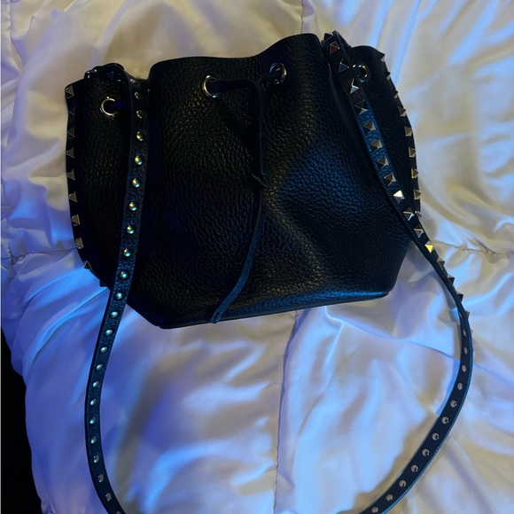 I have used this bag twice! Perfect party bag or a small bag for on the go! - Picture 5 of 9
